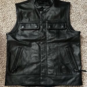 Men’s leather Harley Davidson vest, size large.